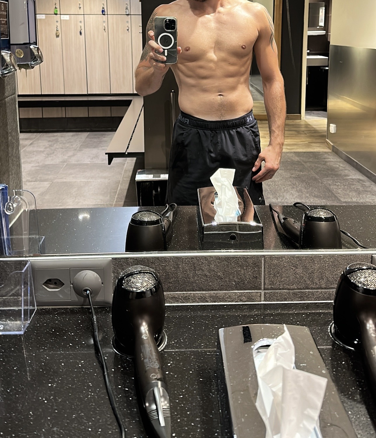 Elyes - Ballens - Vaud | Gay